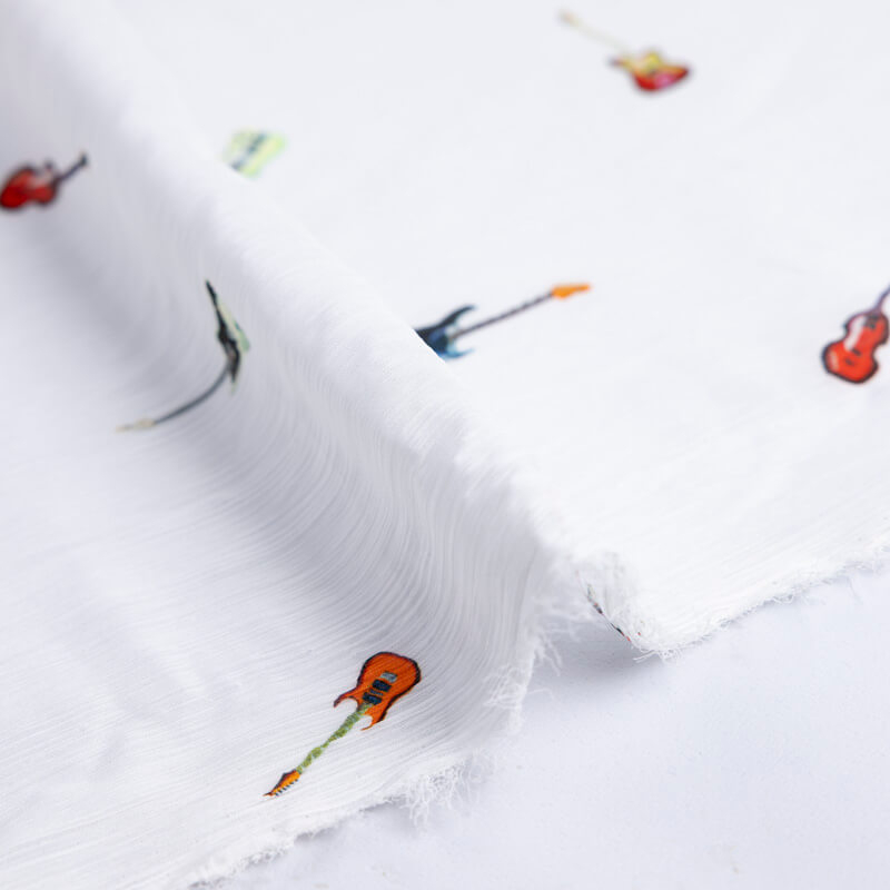 Mousseline crinkle – Guitares multicolores fond blanc