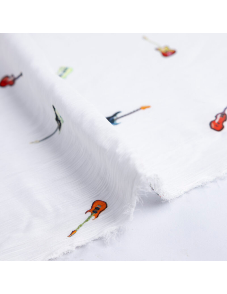 Mousseline crinkle – Guitares multicolores fond blanc