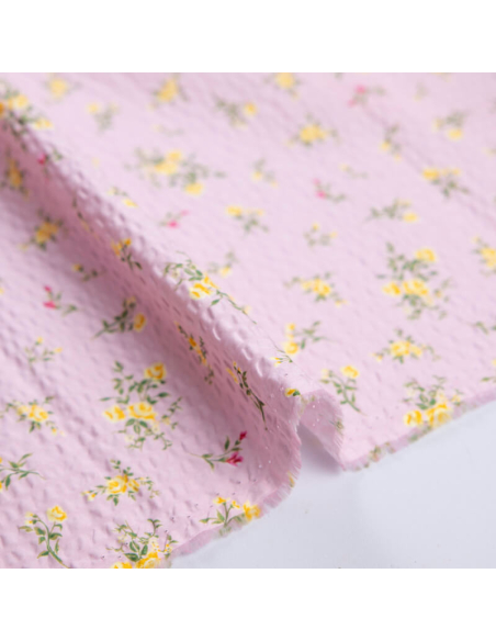 Seersucker 100% coton – Petites fleurs jaunes fond rose