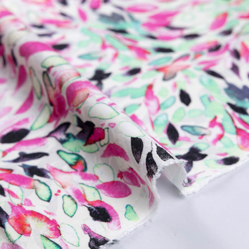 Étoffe 100% viscose – Pétales roses
