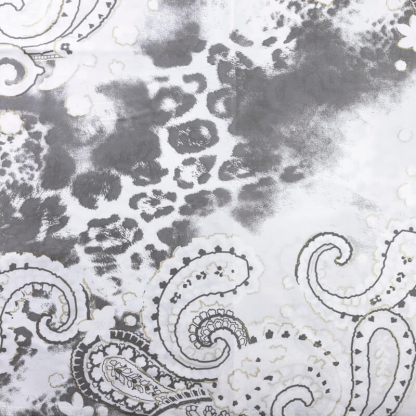 Twill 100% viscose – Cachemire gris et doré fond blanc 2