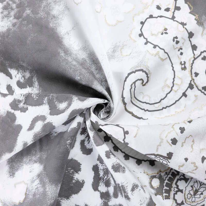 Twill 100% viscose – Cachemire gris et doré fond blanc