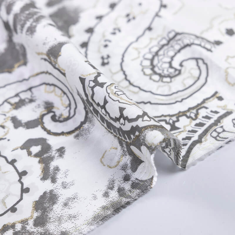 Twill 100% viscose – Cachemire gris et doré fond blanc