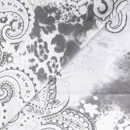 Twill 100% viscose – Cachemire gris et doré fond blanc