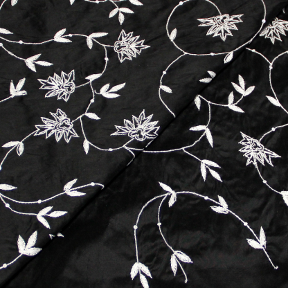 Soie sauvage 100% soie brodée - Fleuri blanc à sequin fond noir