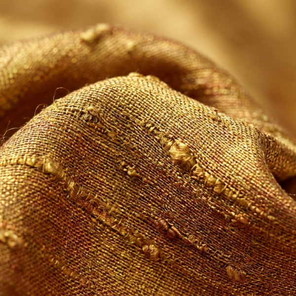 Soie sauvage : caractéristiques, origines et utilisations en couture